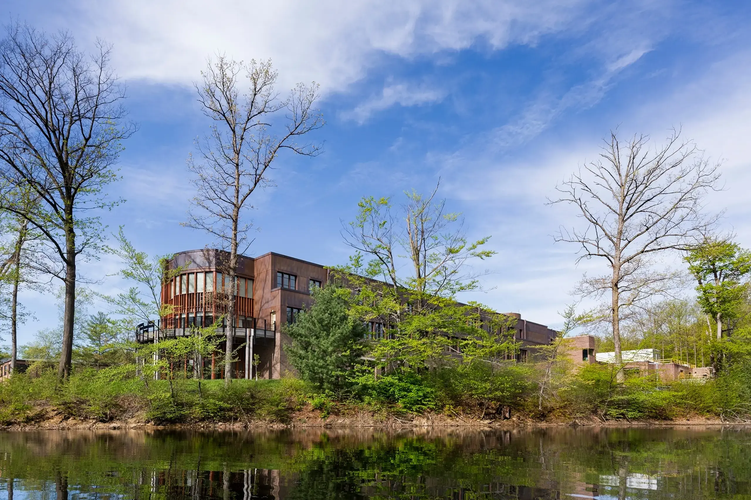 Building on the Hunting campus with view over lake and trees.